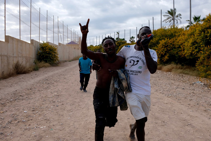24 June 2022, Spain, Melilla: A group of migrants make their way to the Temporary Immigration Center (CETI) as they celebrate crossing the Melilla fence. Photo: Antonio Ruiz/EUROPA PRESS/dpa.