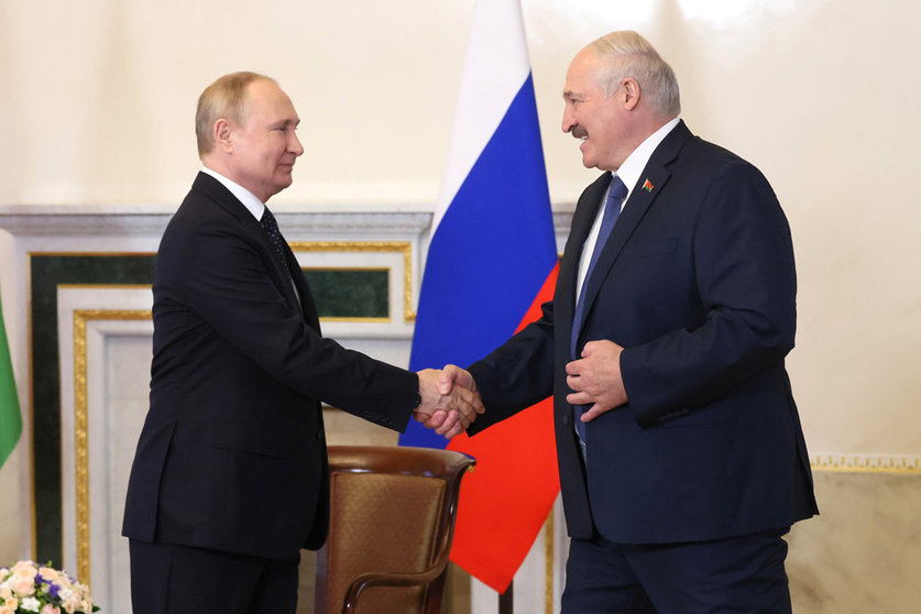 HANDOUT - 25 June 2022, Russia, Saint Petersburg: Russian President Vladimir Putin (L) meets with Belarusian President Alexander Lukashenko. Photo: -/Kremlin/dpa - ATTENTION: editorial use only and only if the credit mentioned above is referenced in full.