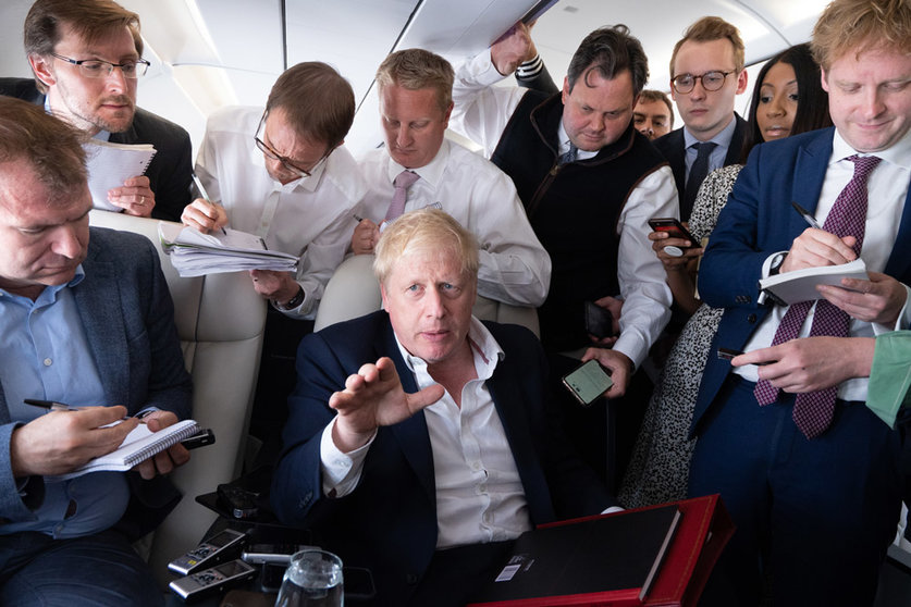 28 June 2022, ---: UK Prime Minister Boris Johnson talks to journalists on his plane amid flight from Germany where he was attending the G7 Summit to the NATO Summit Madrid. Photo: Stefan Rousseau/PA Wire/dpa.