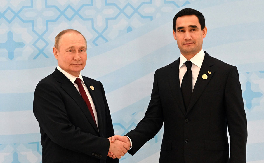 HANDOUT - 29 June 2022, Turkmenistan, Ashgabat: Russian President Vladimir Putin (L) shakes hands with President of Turkmenistan Serdar Berdimuhamedow during the sixth Caspian summit. Photo: RIA Novosti/Kremlin/dpa - ATTENTION: editorial use only and only if the credit mentioned above is referenced in full.