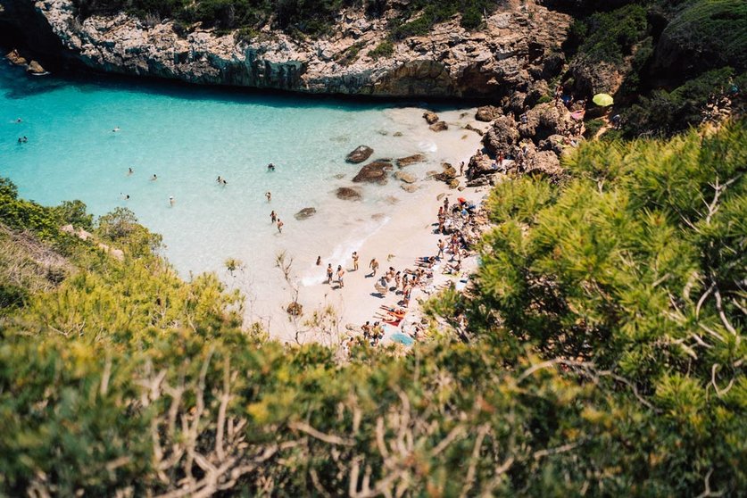 A general view of Caló des Moro beach, in the island of Mallorca. Photo: Fabian Schneidereit on Unsplash.