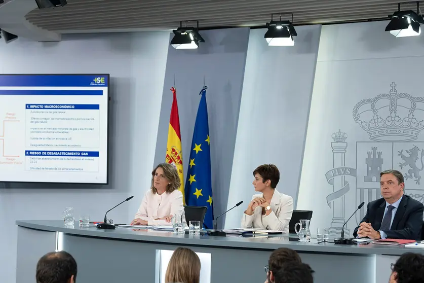 10/11/2022. (L-R) The Deputy Prime Minister of the Government and Minister for the Ecological Transition and the Demographic Challenge, Teresa Ribera; the Minister of Territorial Policy and Government spokesperson, Isabel Rodríguez, and the Minister of Agriculture, Fisheries and Food, Luis Planas, have appeared at a press conference after the meeting of the Council of Ministers. Photo: La Moncloa.