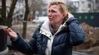 Irpin (Ukraine): A woman cries as she looks up at her damaged apartment building after returning to their home in Irpin in the aftermath of the Russian retreat from the villages surrounding Kiev. Photo: Laurel Chor/dpa.