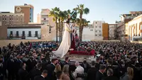 Malaga (Spain): Faithful gather around the statue of Christ and the Virgin Mary of the Cautivo brotherhood at the streets of Malaga during the Spanish Holy Week. Hundreds of processions take place throughout Spain during the Easter Holy Week after two years without celebrations due to the coronavirus pandemic. Photo: Jesus Merida/dpa.