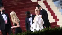 New York (US): American socialite Kim Kardashian (2nd R) arrives to attend the 2022 Met Gala at the Metropolitan Museum of Art. Photo: Sonia Moskowitz Gordon/dpa.