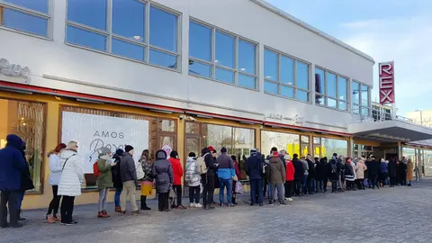 Queue Amos Rex outside
Visitors on Sunday 17th waiting to enter Amos Rex. Photo by Barbara Stojanovic.