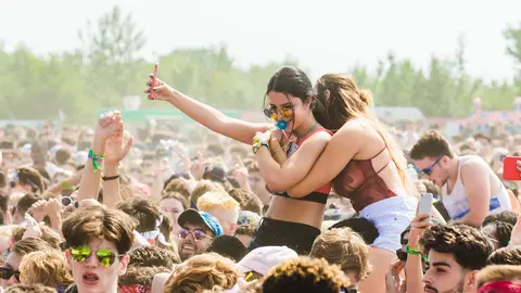 Girls women concert music festival by Pexels