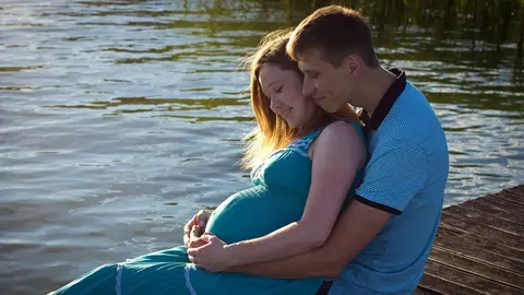 pregnant-woman-man-couple-family