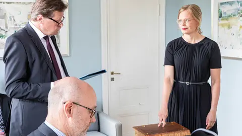 Hanna-Kosonen-swear-by-Jussi-Toivanen---valtioneuvoston-kanslia