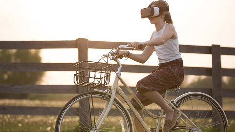 Girl-bycicle-bike-virtual-reality