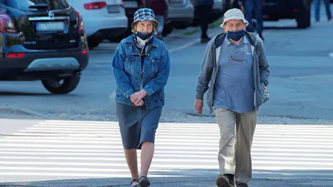 Old-people-couple-coronavirus-masks-face-by-Pixabay