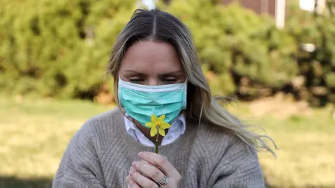 Woman-girl-mask-face-flower-coronavirus