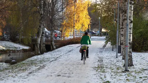 Woman-cycling-in-Oulu