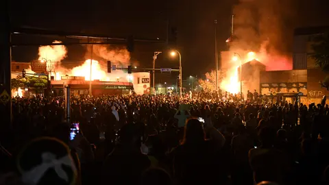 Thousands of demonstrators gather near the Minneapolis Police third precinct during the third day of demonstrations in response to the death of African-American man George Floyd in Minneapolis, Minnesota, U.S. May 28, 2020. REUTERS/Nicholas Pfosi