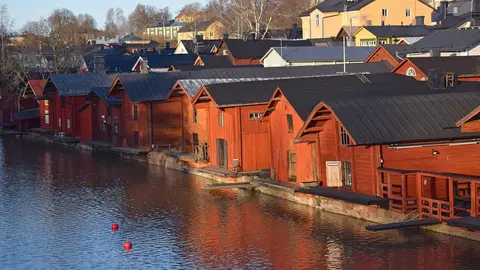 Porvoo-wooden-houses-by-Pablo-Morilla