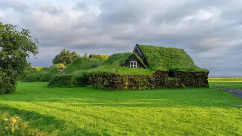Grass-covered roofs of traditional Icelandic houses. Photo: Pixabay.