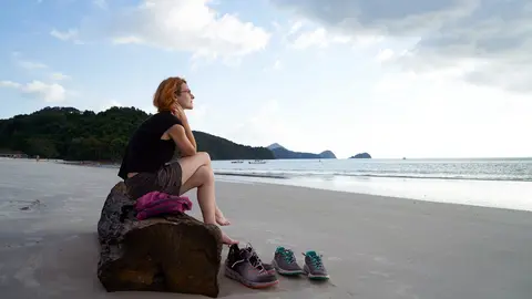 Woman-beach-tourist-tourism