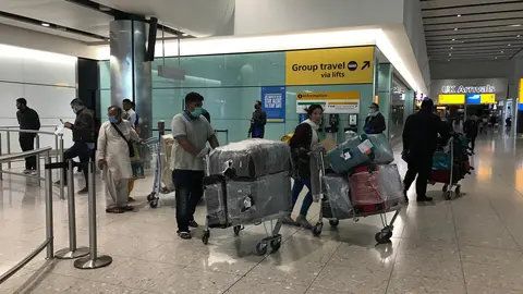08 June 2020, England, London: People come into the arrivals lounge in Terminal 2 at Heathrow Airport, as new quarantine measures for international arrivals come into force amid the spread of the coronavirus pandemic. Photo: Steve Parsons/PA Wire/dpa