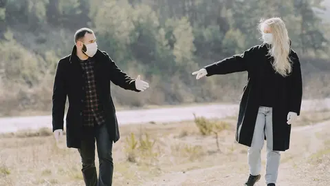 Friends-couple-mask-face-gloves-walk