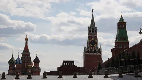 St. Basil's Cathedral (l), the Lenin mausoleum and the Spassky Tower of the Kremlin on Red Square. Photo: Ulf Mauder/dpa