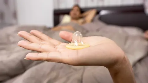 Condom-bed-sex