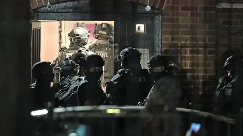 20 June 2020, England, Reading: Armed police officers work in an apartment block in Forbury Gardens after a stabbing incident was reported following an anti-racism demonstration. Photo: Steve Parsons/PA Wire/dpa