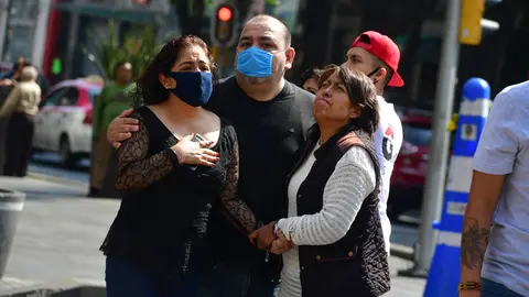 Mexico City: People gather outside buildings on the street, after a 7.4-magnitude earthquake rocked central and southern Mexico. Photo: -/El Universal via ZUMA Wire/dpa