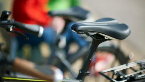 It&#39;s important for bicyclists to adjust their bike seats so that they have proper posture. Photo: Tino Pohlmann/ergon/pd-f.de/dpa -