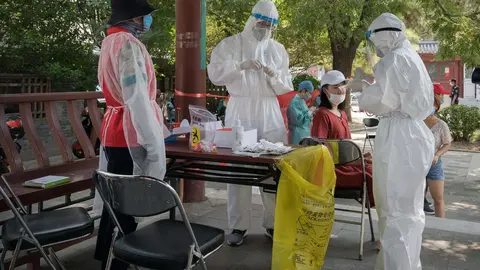 Medical staff prepare to perform nucleic acid test at a local community in Beijing, following the detection a new outbreak of Coronavirus (Covid-19). Photo: 65 0 110 0 100 0 114 0 101 0 97 /PPI via ZUMA Wire/dpa
