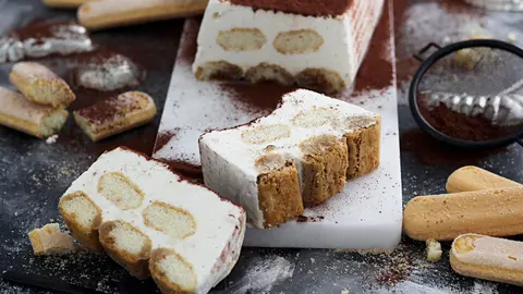 Looks ridiculously hard to make, is ridiculously easy to make: To make tiramisu ice cream just ladyfingers and ice cream in a baking mold. It then needs to go in the freezer for 3 hours and can then be sliced and served. Photo: Mareike Winter/biskuitwerkstatt.de/dpa