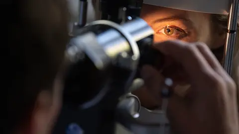 Regular check-ups from the age of 40 will help you detect eye diseases earlier and keep your vision longer. Photo: Marijan Murat/dpa