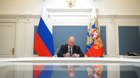 Russia, Moscow: Russian President Vladimir Putin takes part in a video conference call to mark the opening of new military medical centres for patients infected with the coronavirus (COVID-19). Photo: -/Kremlin/dpa