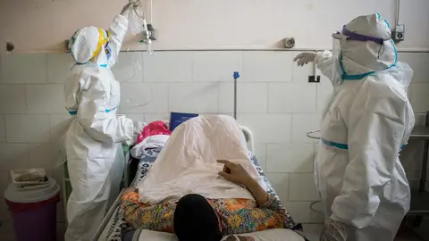 Egypt, Giza: Medics wearing personal protective equipment tend to a coronavirus (COVID-19) patient at the 6th of October Central Hospital, which is currently serving as an isolation hospital for Coronavirus (COVID-19) patients. Photo: Menna Hossam/dpa