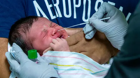 US, Moreno Valley: A health worker takes a swab for coronavirus (COVID-19) test from a new born child at Riverside University Health System Medical Center. Photo: Terry Pierson/Orange County Register via ZUMA/dpa