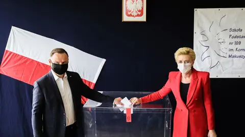 Poland, Krakow: Incumbent Polish President Andrzej Duda (L) and his wife Agata Kornhauser-Duda cast their votes at a polling station during the second round of the Polish presidential election. Photo: Filip Radwanski/SOPA Images via ZUMA Wire/dpa