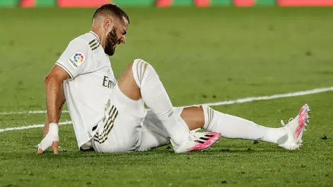 Real Madrid&#39;s Karim Benzema reacts after an injury during Spanish Primera Division soccer match between Real Madrid and Deportivo Alaves at the Alfredo Di Stefano stadium. Photo: Enrique de la Fuente/gtres/dpa