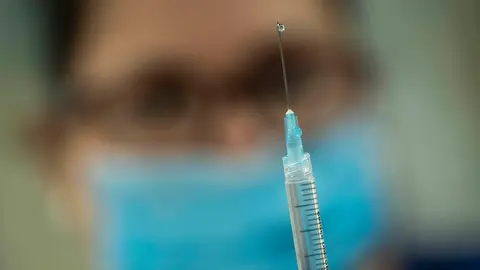 Australia, Brisbane: A health worker prepares a needle during a coronavirus medical test at the University of Queensland following the announcement by Queensland Premier Annastacia Palaszczuk that the University is developing a vaccine for the coronavirus. Photo: Glenn Hunt/UNIVERSITY OF QUEENSLAND POOL/dpa