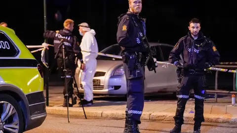 Norway, Sarpsborg: Police officers work at a crime scene where three women were stabbed late Tuesday night, police have arrested a perpetrator. One of the victims has been confirmed dead and one is critically injured. Photo: Fredrik Hagen/NTB/dpa