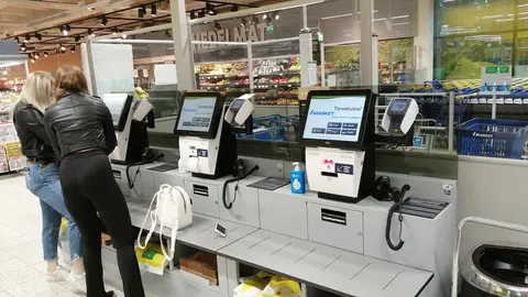 Women paying for their purchases in a supermarket. Photo: Foreigner.fi