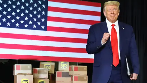 US, Atlanta: US President Donald Trump gives the crowd a fist pump as he arrives to talk about an infrastructure overhaul at the UPS Hapeville hub in Hartsfield-Jackson International Airport. Photo: Curtis Compton/dpa.