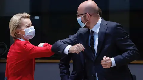President of the European Council Charles Michel (R) and European Commission President Ursula von der Leyen, greet each other with an elbow during the European Council special summit. Photo: Dario Pignatelli/European Council/dpa.