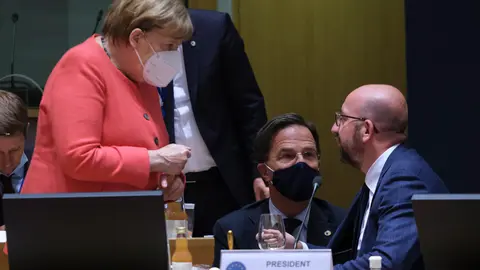 Brussels: European Council President Charles Michel (R) talks with Dutch Prime Minister Mark Rutte (C) and German Chancellor Angela Merkel during the fourth day of the European Council special summit, held to discuss a shared economic recovery plan. Photo: Dario Pignatelli/European Council/dpa