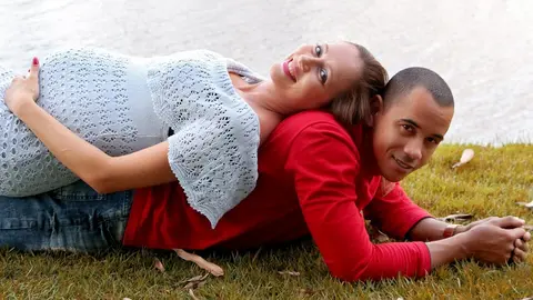 Couple-black-wthite-multicultural-pregnant-family by Pixabay