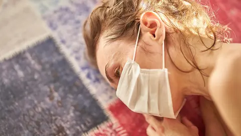Woman-face-mask-coronavirus