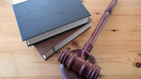 Justice-court-hammer-books-law