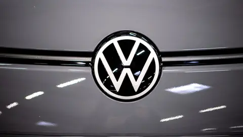 Brunswick: The logo of German automaker Volkswagen is seen on the electric car ID.3 during the opening of the new battery system production facility. Photo: Sina Schuldt/dpa