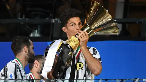 Italy, Turin: Juventus&#39; Cristiano Ronaldo kisses the Coppa Campioni d&#39;Italia trophy after Juventus won the 2019-2020 Italian Serie A chamoionship, following the end of the the Italian Serie A soccer match between Juventus and AS Roma at the Allianz Stadium. Photo: Massimo Paolone/dpa.