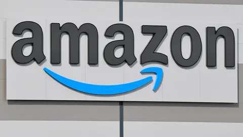 The logo of the E-commerce company Amazon, is pictured on a warehouse in Kiekebusch. Photo: Patrick Pleul/dpa.