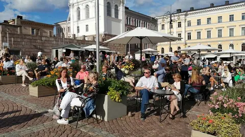 Residents and tourists, enjoying the terraces and the sun on Saturday 1 August in Helsinki. Photo: Foreigner.fi.