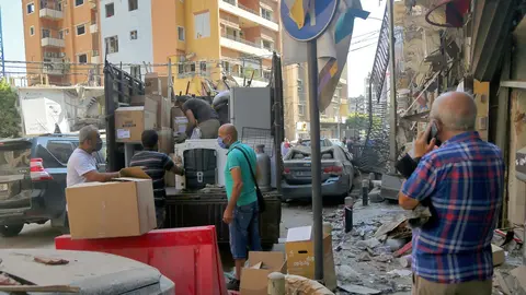 06 August 2020, Lebanon, Beirut: People put their belonging in a truck as they leave a destroyed area caused by a massive explosion in Beirut&#39;s port that rocked the whole city, killing at least 100 people and injured thousands. Photo: Marwan Naamani/dpa.